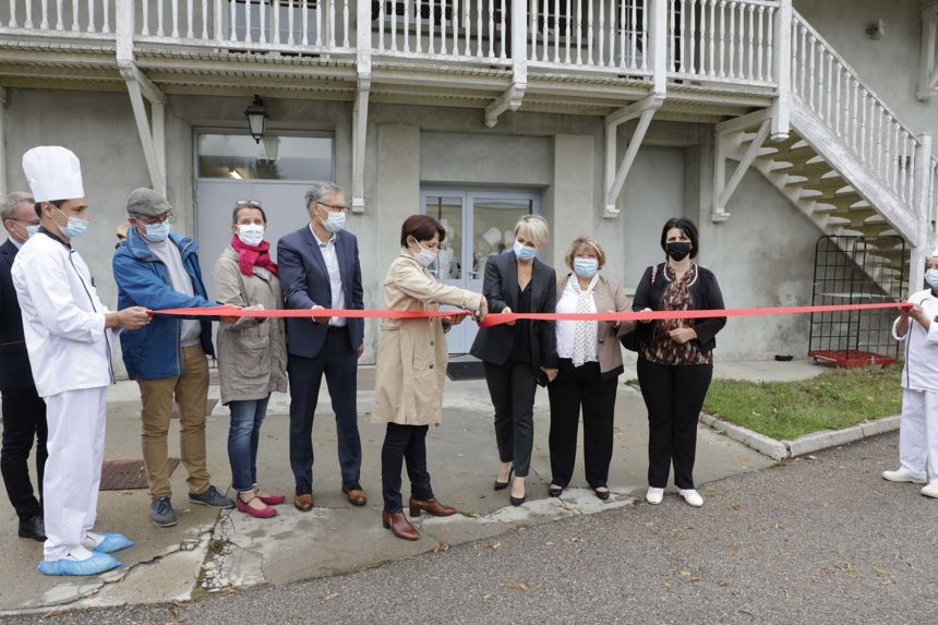 Caroline Gadou, Sous-Préfète de la Tour du Pin inaugure (R)EGAL’